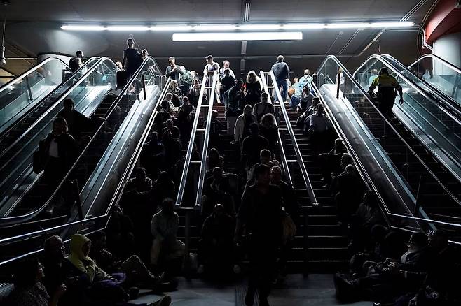 28일(현지시간) 스페인 마드리드에서 정전 중 아토차 기차역의 계단에서 승객들이 대기하고 있다. [로이터]