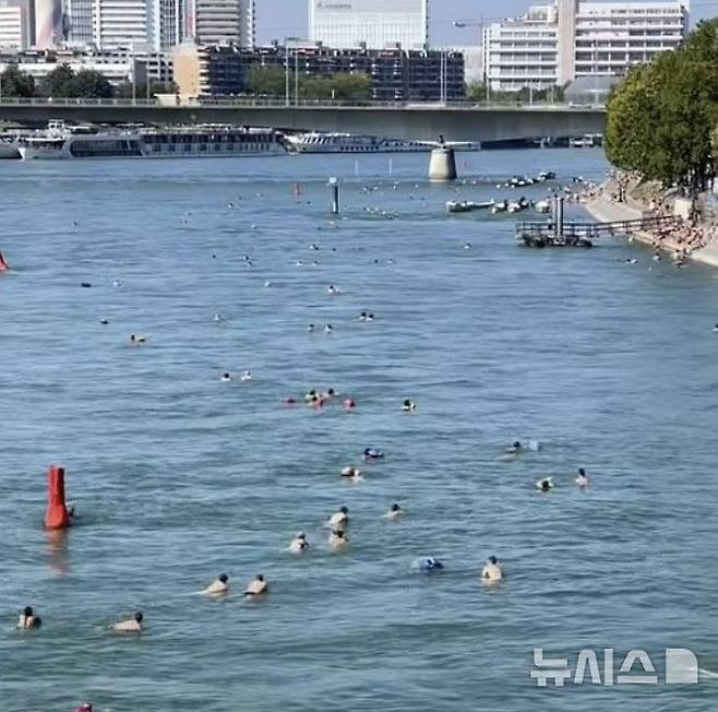 [서울=뉴시스]스위스의 베른과 바젤에서 출퇴근하는 사람들에게 가장 선호하는 교통수단은 아레 강을 따라 수영하는 것이다. (사진=데일리메일)