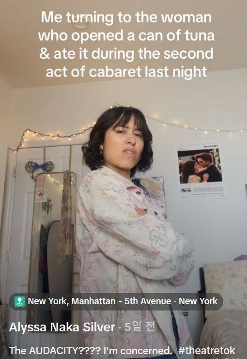 [서울=뉴시스] 브로드웨이 뮤지컬 '카바레(Cabaret)' 공연 도중 한 여성이 참치캔을 꺼내 먹어 논란이 일었다. 당시 상황을 재연해 공유한 틱톡 영상. (사진=틱톡 캡처) 2025.04.29. *재판매 및 DB 금지