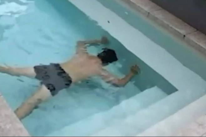 [서울=뉴시스] 몰래 침입한 남성이 수영하고 있는 모습이 찍힌 CCTV영상 캡처. (사진=채널나인) 2025.04.29. *재판매 및 DB 금지