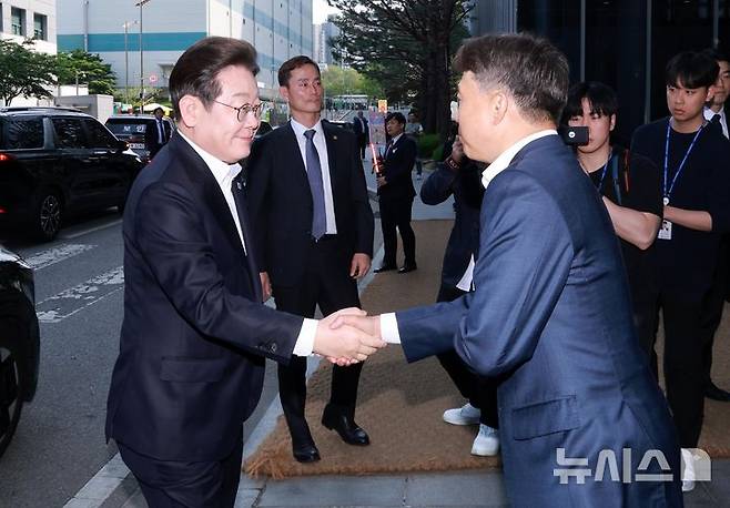 [이천=뉴시스] 국회사진기자단 = 이재명 더불어민주당 제21대 대통령 선거 후보가 28일 경기 이천시 SK하이닉스에서 열린 ‘K-반도체’ AI메모리반도체 기업 간담회에 참석하며 곽노정 CEO와 인사하고 있다. 2025.04.28. photo@newsis.com