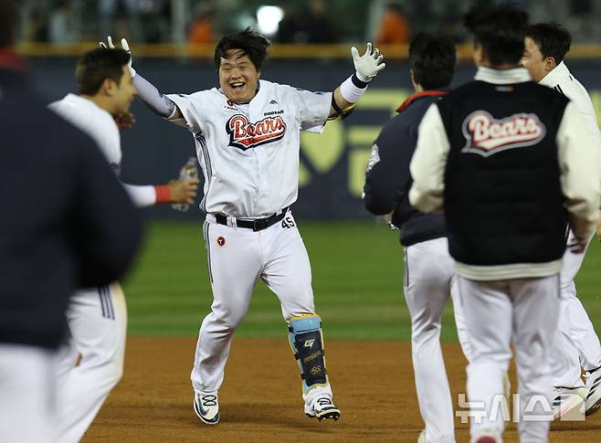 [서울=뉴시스] 고범준 기자 = 지난 8일 서울 송파구 잠실야구장에서 열린 2025 KBO리그 한화 이글스와 두산 베어스의 경기, 연장 11회말 2사 만루 두산 김기연이 끝내기 안타를 치고 동료들의 축하를 받고 있다. 2025.04.08. bjko@newsis.com