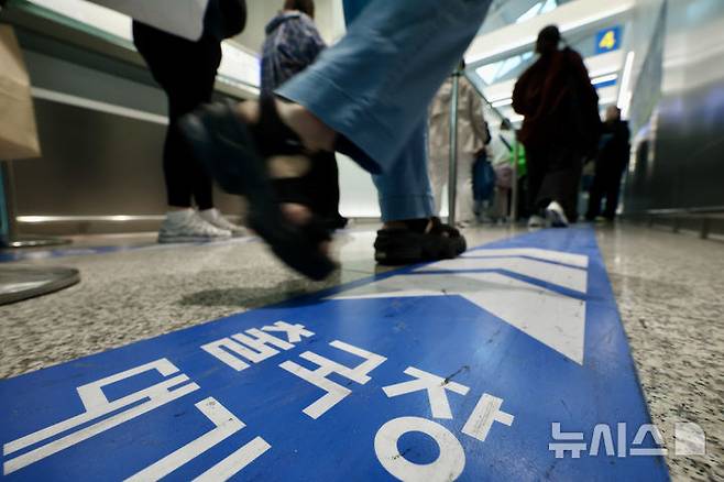 [인천공항=뉴시스] 김명년 기자 = '황금연휴'를 앞둔 29일 오전 인천국제공항 제1여객터미널 출국장에서 여행객들이 이동하고 있다. 5월 황금연휴 동안 김포와 제주 등 전국 14개 공항을 이용하는 여객이 140만명으로 예상되면서, 이기간 인천공항까지 전국공항을 이용하는 이용객은 288만명이 넘을 것으로 전망된다. 2025.04.27. kmn@newsis.com