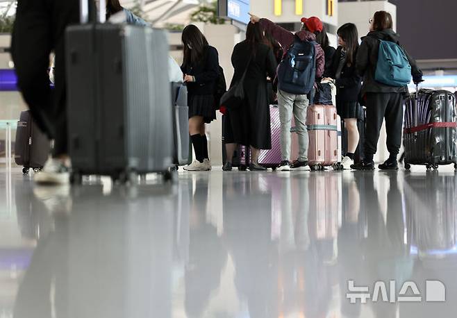 [인천공항=뉴시스] 김명년 기자 = '황금연휴'를 앞둔 29일 오전 인천국제공항 제1여객터미널 출국장에서 여행객들이 이동하고 있다. 5월 황금연휴 동안 김포와 제주 등 전국 14개 공항을 이용하는 여객이 140만명으로 예상되면서, 이기간 인천공항까지 전국공항을 이용하는 이용객은 288만명이 넘을 것으로 전망된다. 2025.04.27. kmn@newsis.com