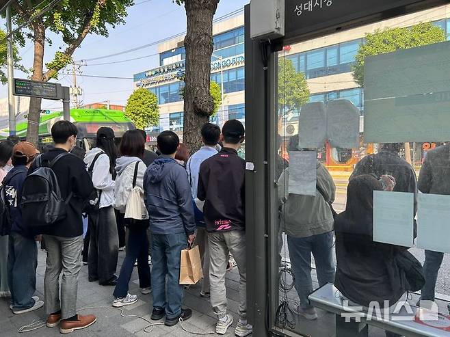 [서울=뉴시스]이지민 수습기자=서울 시내버스 노사협상이 결렬돼 준법투쟁에 돌입한 30일 오전 7시10분께 서울 동작구 장승배기역 인근 '상도초등학교 입구' 정류장에 시민들이 몰린 모습. 2025.04.30
