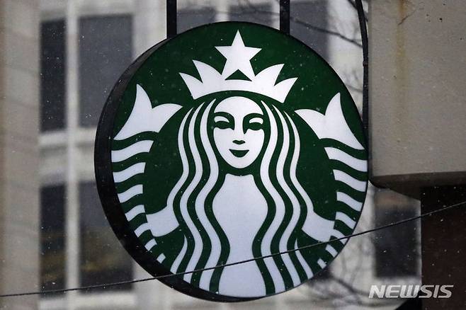 [피츠버그=AP/뉴시스] 29일(현지 시간) 파이낸셜타임스에 따르면 스타벅스의 1분기 매출은 전년 동기 대비 2% 증가한 88억 달러(약 12조6000억원), 순이익은 50% 감소한 3억8420만 달러(약 5509억원)를 기록했다. 사진은 2017년 3월 미국 피츠버그 시내 매장의 스타벅스 로고. 2025.04.30