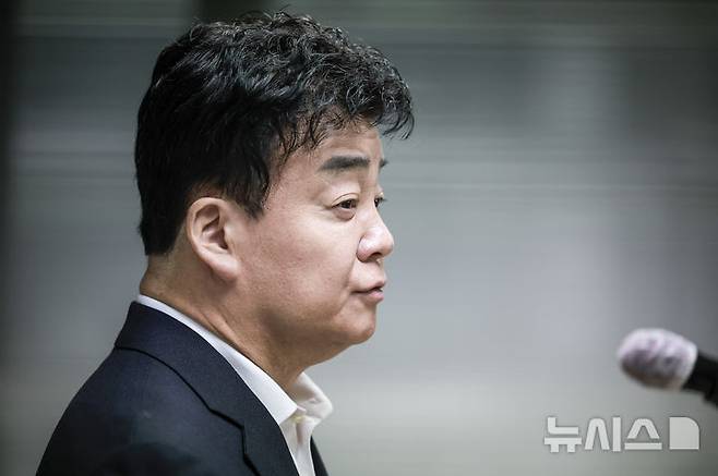 [서울=뉴시스] 정병혁 기자 = 백종원 더본코리아 대표가 서울 서초구의 한 회의공간에서 열린 더본코리아 주주총회에서 취재진의 질문에 답하고 있다. 2025.03.28. jhope@newsis.com