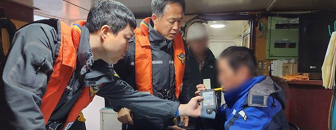 [부산=뉴시스] 음주 운항 적발 중인 해양경찰관 (사진=남해지방해양경찰청 제공) 2025.04.30. photo@newsis.com *재판매 및 DB 금지