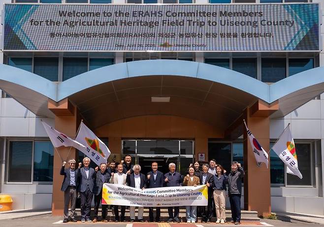 [의성=뉴시스] UN 식량농업기구(FAO) 세계중요농업유산(GIAHS) 과학자문단(SAG) 위원 및 외빈들이 의성군을 방문해 기념사진을 찍고 있다. (사진=의성군 제공) 2025.04.30. photo@newsis.com *재판매 및 DB 금지
