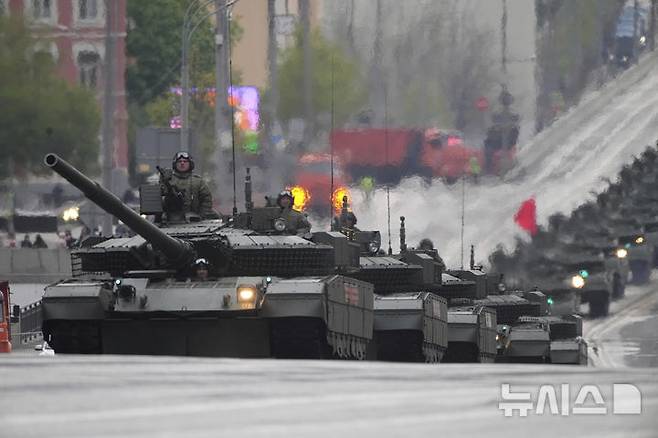 [모스크바=AP/뉴시스] 29일(현지 시간) 러시아 모스크바에서 러시아군 전차들이 전승절 군사 퍼레이드 예행연습을 위해 붉은광장으로 향하고 있다. 러시아는 오는 5월 9일 제2차 세계대전 승전 80주년(전승절)을 맞는다. 2025.04.30.