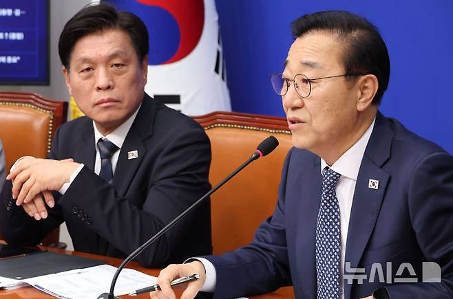 [서울=뉴시스] 조성봉 기자 = 김윤덕 사무총장이 30일 오전 서울 여의도 국회에서 '진짜 대한민국 중앙선거대책위원회' 구성 발표를 하고 있다.왼쪽은 조승래 수석대변인. 2025.04.30. suncho21@newsis.com