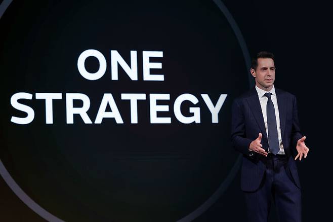 [서울=뉴시스] 로빈 콜건 JLR 코리아 대표가 30일 서울 광화문의 한 호텔에서 고객 신뢰 강화를 위한 '원(One) 전략'을 발표하고 있다. (사진=JLR 코리아 제공) 2025.04.30 photo@newsis.com *재판매 및 DB 금지