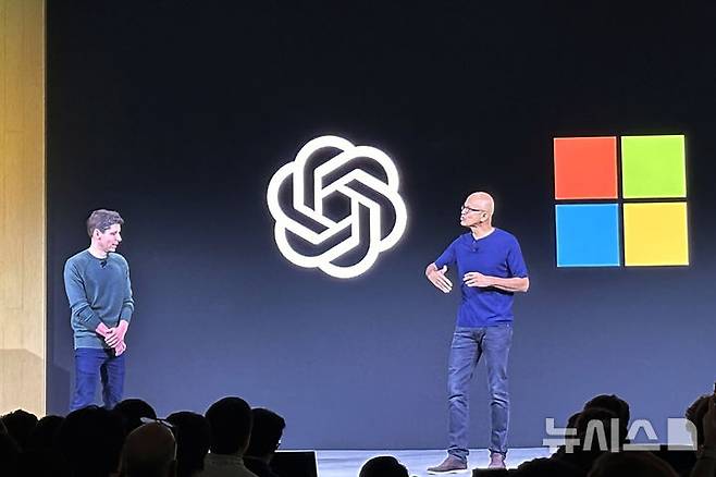 [샌프란시스코=AP/뉴시스]지난 2023년 11월6일(현지시각) 오픈AI의 첫 개발자 총회에 사티야 나델라 마이크로소프트 CEO(오른쪽)이 샘 올트먼 오픈AI CEO와 함께 무대에 올랐다. 상생을 통해 급성장해온 두 회사의 관계가 갈수록 악화하는 것으로 전해진다. 2025.4.30.
