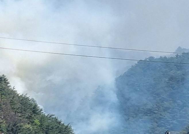 [인제=뉴시스] 30일 소방당국은 지난 26일 오후 1시 18분경 강원 인제에서 발생한 인제 산불피해지역에서 4일만에 재발화돼 산림당국이 30일 오전 9시 헬기 6대를 투입해 진화에 나섰다. 고 밝혔다. 사진은 지난 26일 인제 산불 당시 모습. 산림청 제공. *재판매 및 DB 금지