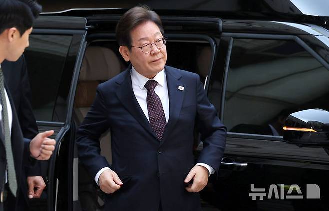 [서울=뉴시스] 추상철 기자 = 이재명 더불어민주당 제21대 대통령 선거 후보가 29일 오전 서울 서초구 서울중앙지방법원에서 '대장동 배임 및 성남FC 뇌물 의혹' 혐의와 관련 공판에 출석하고 있다. 2025.04.29. scchoo@newsis.com