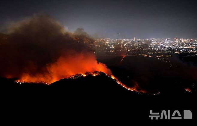 [대구=뉴시스] 이무열 기자 = 28일 밤 대구 북구 노곡동과 조야동 인근 산을 따라 불이 주택가 방향으로 확산하고 있다. 이날 오후 2시1 분쯤 대구 북구 노곡동 함지산에서 발생한 산불로 인해 민가 피해를 막기 위해 소방청은 국가소방동원령을 발령했다. 2025.04.28. lmy@newsis.com
