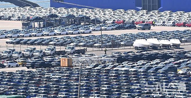 [평택=뉴시스] 김종택 기자 = 지난 29일 경기 평택항 자동차 전용부두에 선적을 기다리는 수출용 차량이 세워져 있다. 2025.04.30. jtk@newsis.com