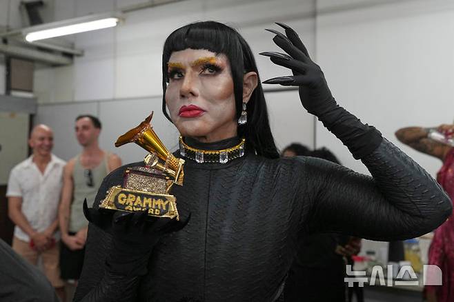 [리우데자네이루=AP/뉴시스] 29일(현지 시간) 브라질 리우데자네이루 중앙역에서 열린 패션쇼에서 성소수자(LGBT) 커뮤니티의 한 모델이 가수 레이디 가가의 스타일에서 영감을 받아 제작된 의상을 선보이고 있다. 이번 패션쇼는 가가의 콘서트를 앞두고 모델들이 직접 제작했거나 지속 가능한 패션 브랜드 '이스콜라 지비니스'가 만든 의상들로 구성됐다. 레이디 가가는 5월 3일 리우데자네이루 코파카바나 해변에서 대규모 무료 콘서트를 개최할 예정이다. 2025.04.30.