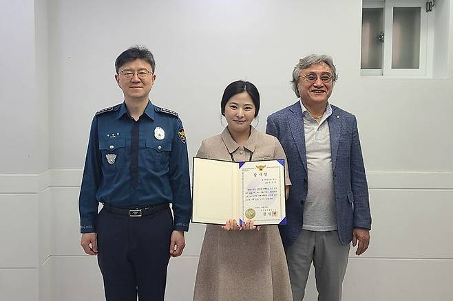 [대구=뉴시스] 대구 중부경찰서는 보이스피싱 범죄 예방에 적극적으로 협조한 대구희망신협 본점 소속 박소영(31·여)씨에게 감사장을 수여했다. (사진=대구 중부경찰서 제공) 2025.04.30. photo@newsis.com  *재판매 및 DB 금지