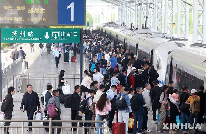 [양저우=신화/뉴시스] 중국에서 '황금연휴'로 불리는 노동절 연휴(5월1~5일) 기간 전년 동기 대비 4.5% 증가한 14억2000명(연인원)이 이동할 것으로 예상되고 있다. 사진은 29일 장쑤성 양저우 기차역의 모습. 2025.04.30