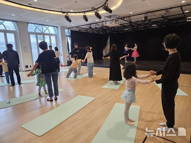 [서울=뉴시스]체험발레 '원데이클래스' (사진=마포문화재단 제공)