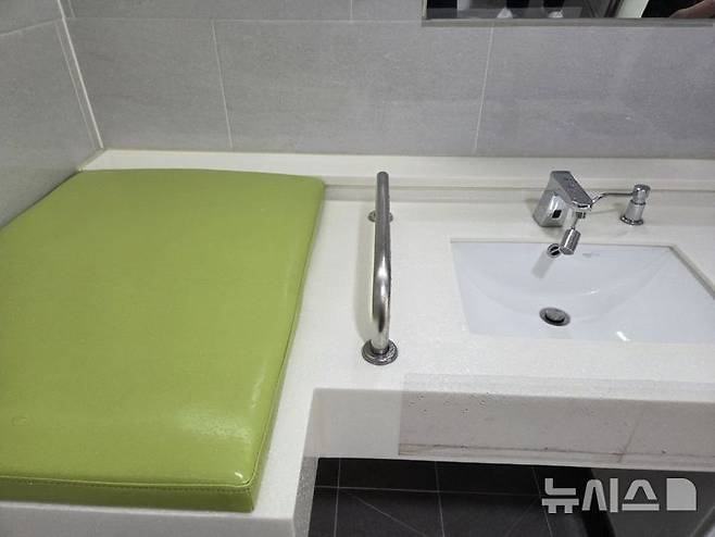 [안양=뉴시스] 영유아 전용 수전 설치 현장. (사진=안양시 제공) 2025.04.30. photo@newsis.com