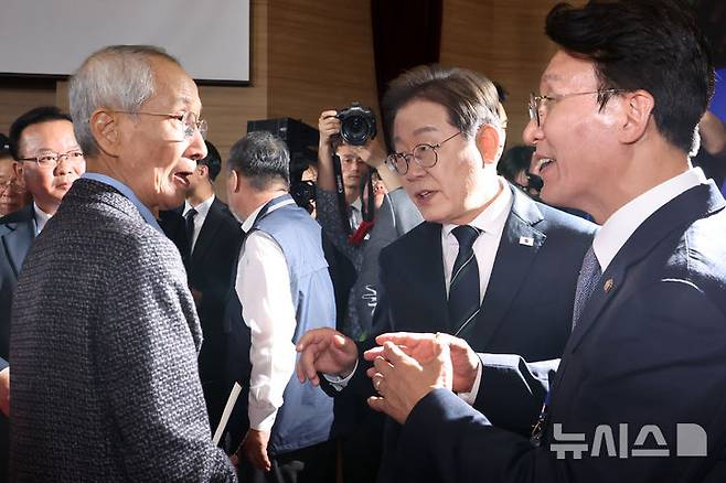 [서울=뉴시스] 조성우 기자 = 이재명(가운데) 더불어민주당 대선후보가 30일 오후 서울 여의도 국회 의원회관에서 열린 더불어민주당 제21대 대통령선거 '진짜 대한민국' 중앙선거대책위원회 출범식에서 윤여준 상임총괄선거대책위원장, 김민석 공동선대위원장과 대화하고 있다. 2025.04.30. xconfind@newsis.com