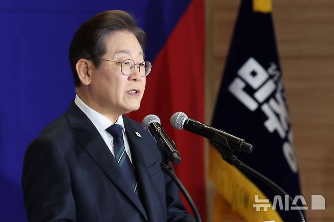 [서울=뉴시스] 권창회 기자 = 이재명 더불어민주당 대선 후보가 30일 오후 서울 여의도 국회 의원회관에서 열린 더불어민주당 제21대 대통령선거 '진짜 대한민국' 중앙선거대책위원회 출범식에서 연설을 하고 있다. 2025.04.30. kch0523@newsis.com