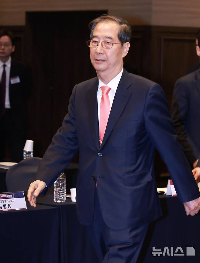 [서울=뉴시스] 고범준 기자 = 한덕수 대통령 권한대행 국무총리가 30일 서울 영등포구 중소기업중앙회에서 열린 중소기업 규제혁신 현장 소통 간담회에 참석하고 있다. (대통령실통신사진기자단) 2025.04.30. bjko@newsis.com