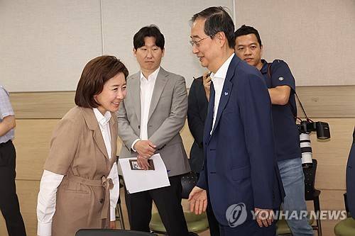 한덕수 대통령 권한대행 국무총리(오른쪽)와 국민의힘 나경원 의원 [연합뉴스 자료사진]