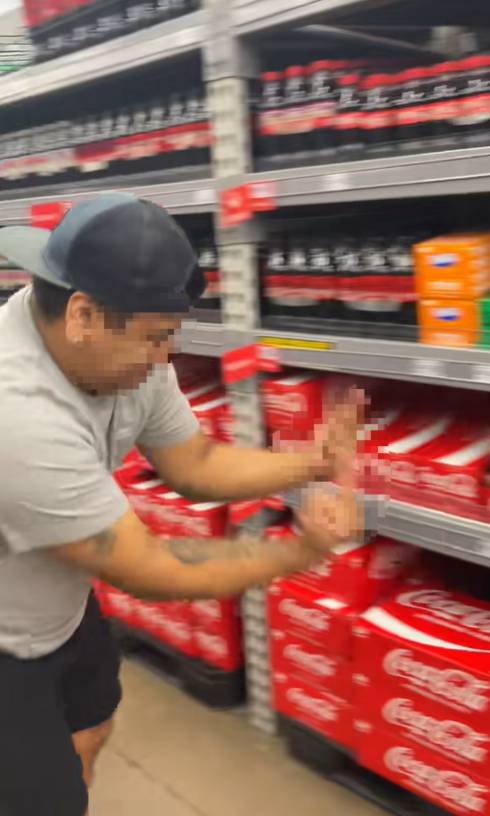 코카콜라 제품을 향해 욕설을 하는 남성 [출처=SNS 캡처]