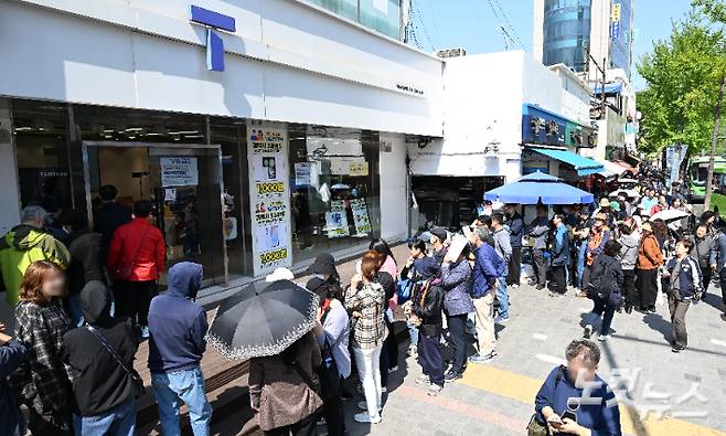 지난 28일 오전 서울 시내 한 SKT 대리점에서 유심 교체를 하기 위한 이용자들이 줄을 서 기다리고 있는 모습. 류영주 기자
