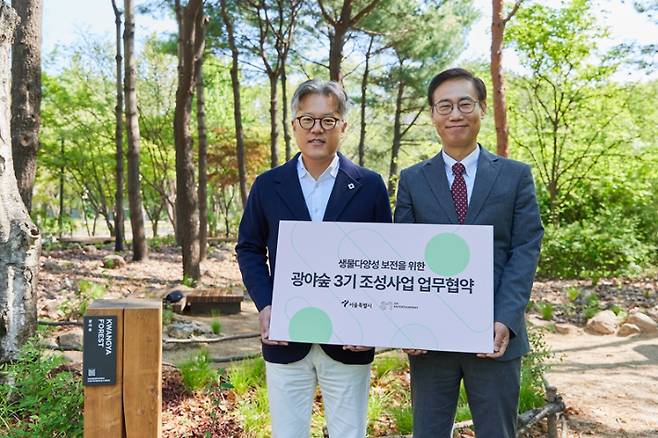 왼쪽부터 장철혁 SM 대표이사, 이수연 서울시 정원도시국장. SM엔터테인먼트 제공