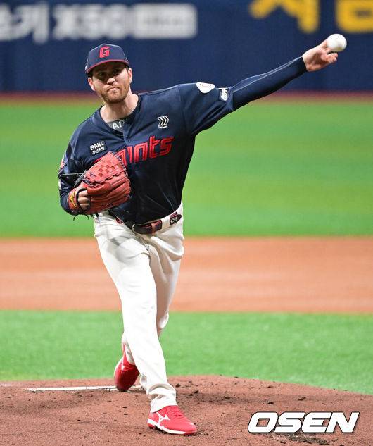 [OSEN=고척, 조은정 기자]29일 오후 서울 고척스카이돔에서 ‘2025 신한 SOL BANK KBO리그’  키움 히어로즈와 롯데 자이언츠의 경기가 진행됐다.이날 경기에서 키움은 김윤하를, 롯데는 반즈를 선발투수로 내세웠다.1회말 롯데 선발 반즈가 역투를 하고 있다. 2025.04.29 /cej@osen.co.kr