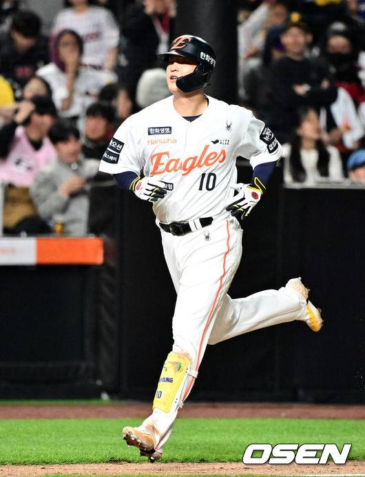 [OSEN=대전, 지형준 기자] 29일 대전 한화생명볼파크에서 2025 신한 SOL Bank KBO리그 한화 이글스와 LG 트윈스의 경기가 열렸다.이날 한화는 우완 라이언 와이스, LG는 좌완 송승기가 선발로 나섰다. 4회말 무사에서 한화 이진영이 동점 중월 솔로포를 날리고 그라운드를 돌고 있다. 2025.04.29 /jpnews@osen.co.kr