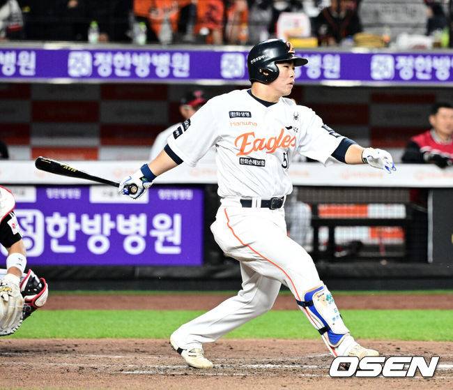 [OSEN=대전, 지형준 기자] 29일 대전 한화생명볼파크에서 2025 신한 SOL Bank KBO리그 한화 이글스와 LG 트윈스의 경기가 열렸다.이날 한화는 우완 라이언 와이스, LG는 좌완 송승기가 선발로 나섰다. 3회말 1사 1루에서 한화 문현빈이 우전 안타를 날리고 있다. 2025.04.29 /jpnews@osen.co.kr