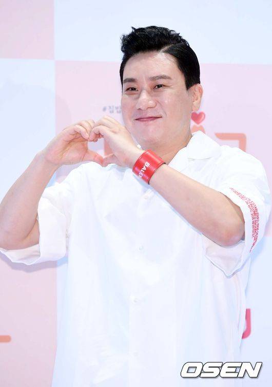 [OSEN=민경훈 기자] 19일 오전 서울 마포구 상암동 DDMC 빌딩 미디어가든서 스카이드라마 '밥친구' 제작발표회가 진행됐다.무대 위에서 이상민이 포토타임을 갖고 있다. / rumi@osen.co.kr