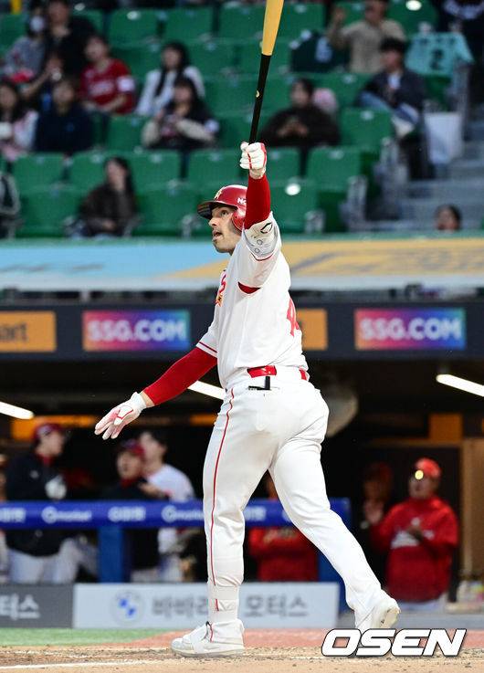 [OSEN=인천, 조은정 기자]30일 오후 인천 SSG랜더스필드에서 2025 신한 SOL Bank KBO리그 SSG 랜더스와 삼성 라이온즈 경기가 열렸다.이날 경기에 SSG는 문승원, 삼성은 원태인을 선발 투수로 내세웠다.3회말 1사 1루 SSG 맥브룸이 동점 좌월 투런 홈런을 날리고 있다. 2025.04.30 /cej@osen.co.kr