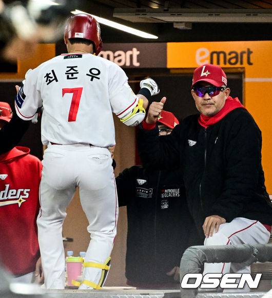 [OSEN=인천, 조은정 기자]30일 오후 인천 SSG랜더스필드에서 2025 신한 SOL Bank KBO리그 SSG 랜더스와 삼성 라이온즈 경기가 열렸다.이날 경기에 SSG는 문승원, 삼성은 원태인을 선발 투수로 내세웠다.연장 10회말 1사 1루 SSG 최준우가 동점 우월 투런 홈런을 날린 뒤 이숭용 감독의 환영을 받고 있다. 2025.04.30 /cej@osen.co.kr