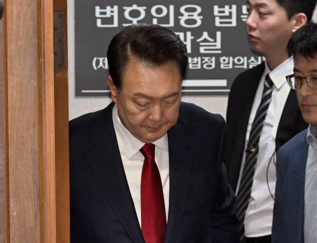 ▲윤석열 전 대통령이 지난 21일 서울 서초구 서울중앙지법에서 열린 내란 우두머리 혐의 형사재판 2차 공판에 출석하고 있다. ⓒ연합뉴스