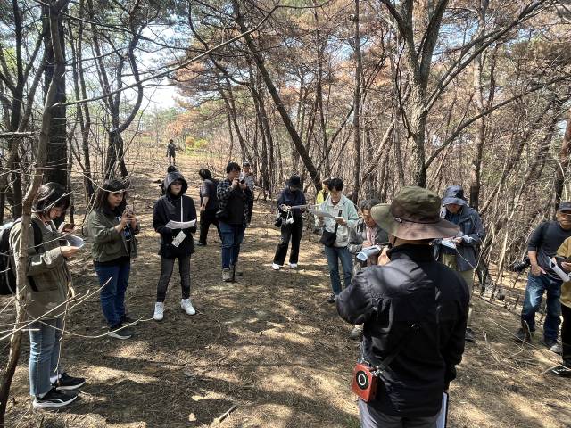 ▲'산불피해 회복과 산림관리 전환을 위한 시민모임(산불시민모임)'이 4월 25일 최초 의성산불 발화지인 경북 의성군 안평면의 한 산에서 산불피해지 2차 현장검증 설명회를 열었다. ⓒ최진우(서울환경연합)