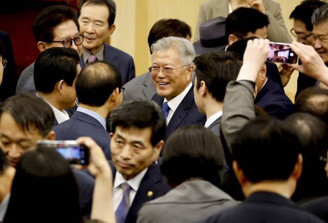 ▲문재인 전 대통령이 지난 25일 서울 여의도 국회도서관에서 열린 4.27 판문점선언 7주년 기념식을 마친 뒤 참석자들과 인사를 나누고 있다. ⓒ연합뉴스