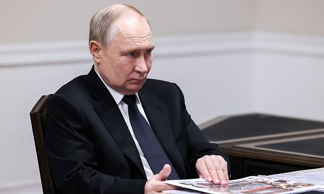 블라디미르 푸틴 러시아 대통령이 29일(현지시간) 볼고그라드주(州) 주지사로부터 지역 현황에 관한 보고를 받고 있다. 이날 푸틴은 볼고그라드주의 주도&nbsp;볼고그라드에 있는 국제공항 이름을&nbsp;‘스탈린그라드 공항’으로 개칭하는 내용의 법령에 서명했다. 타스연합뉴스