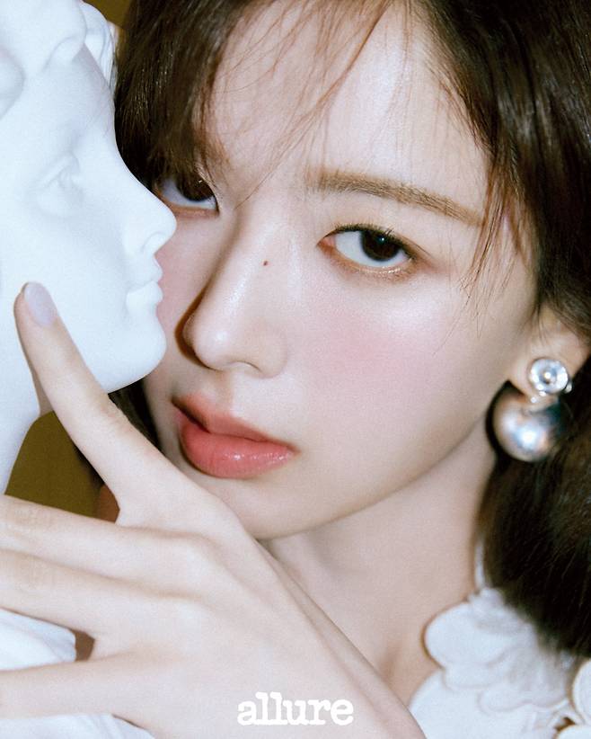 노정의가 화보 촬영을 통해 작품의 비하인드 스토리를 공개했다. 얼루어 코리아 제공