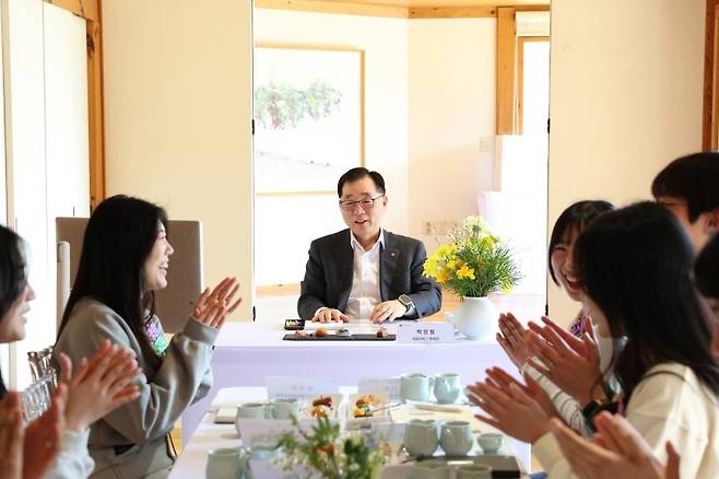 지난 28일 박현철 롯데건설 부회장(가운데)이 서울 종로구 북촌한옥마을에서 열린 '주니어보드 5기 킥오프' 미팅에서 대화를 나누고 있다. 롯데건설 제공