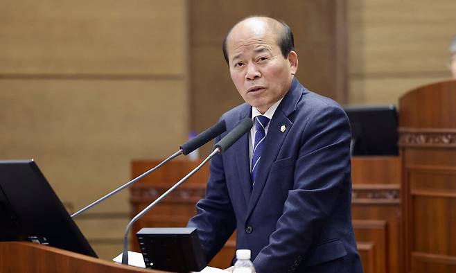 천안시의회 본회의장에서 육종영 의원이 30일&nbsp;제279회 임시회 시정질문을 하고 있다.