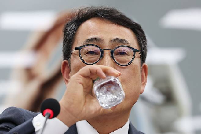 유영상 SK텔레콤 대표이사가 30일 서울 여의도 국회에서 열린 과학기술정보방송통신위원회 전체회의에 출석해 답변 도중 물을 마시고 있다. 뉴시스