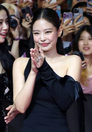 블랙핑크 멤버 제니(JENNIE)가 오는 5월 7일 tvN 예능프로그램 '유 퀴즈 온 더 블럭'에 출연한다. 사진은 지난 9일 서울 영등포구 타임스퀘어에서 열린 '본 핑크 인 시네마스(BORN PINK IN CINEMAS)' 핑크 카펫에서 포즈를 취하는 모습. 뉴시스