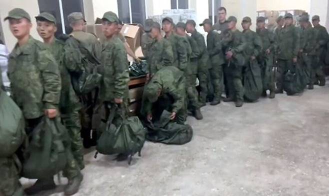 북한의 러시아 파병설이 처음 제기된 2024년 10월 우크라이나 측이 공개한 동영상 속 장면.&nbsp;북한군 병사들이 러시아군으로부터&nbsp;보급품 등 전쟁 물품을 지급받는 것으로 추정된다. 참전 초반만 해도 북한군은&nbsp;‘총알받이’라는&nbsp;비아냥을 샀지만, 약 6개월이 지난 30일 우리 국가정보원은&nbsp;“북한군은 파병 초기의 미숙함이 줄고 무인기 등 신형 장비에 익숙해지면서 전투력이 상당히 향상됐다”고 평가했다. 세계일보 자료사진