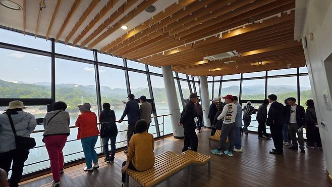 충남도가 청양·부여 군민 70여명과 함께 김천 부항댐 시설을 견학했다. 충남도 제공